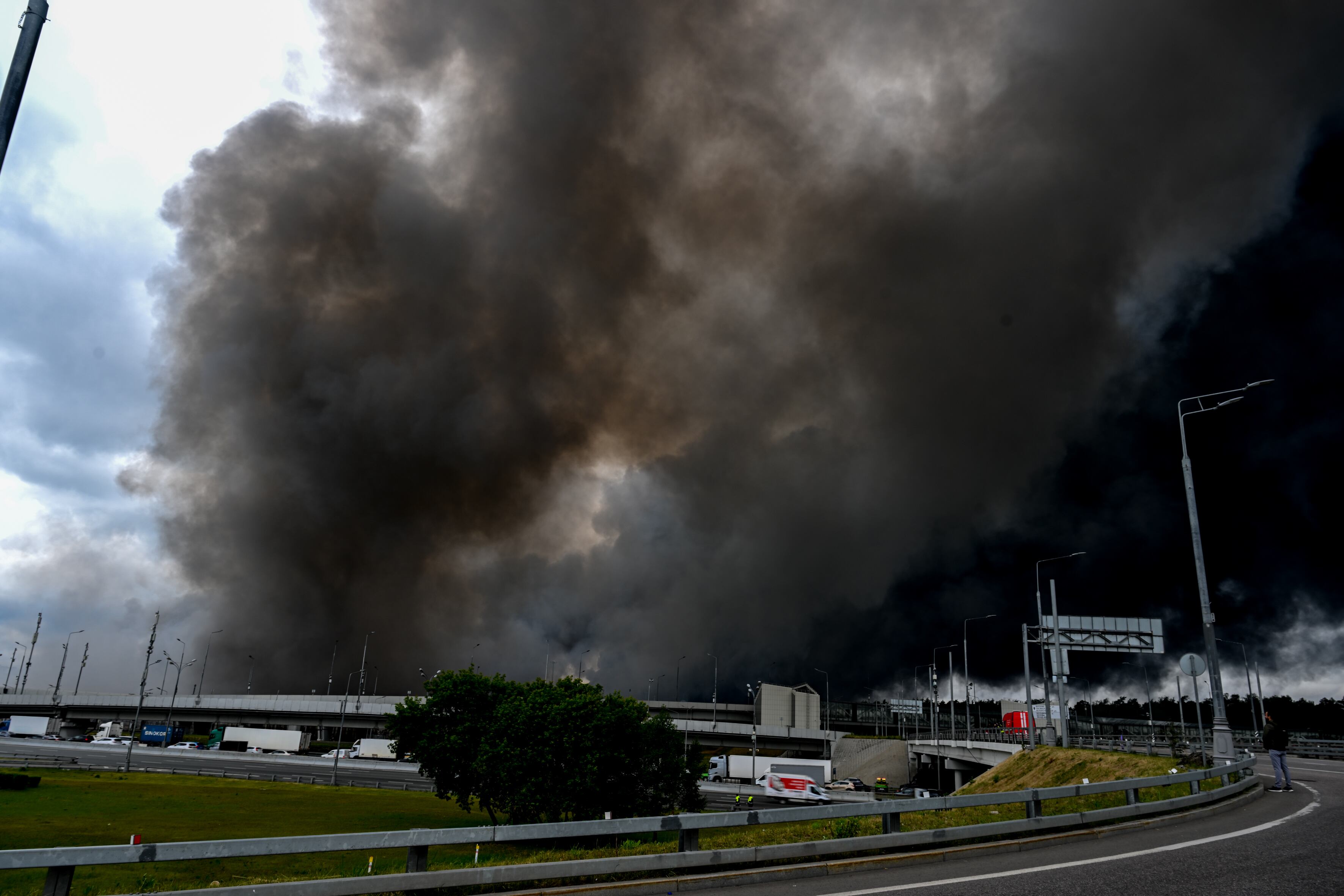 Humo negro esparciéndose por el cielo, alrededor de una refinería destruída en Moscú, Rusia, debido a ataques ucranianos el 18 de junio de 2026 (Cortesía: Sefa Karacan/Anadolu via Getty Images)