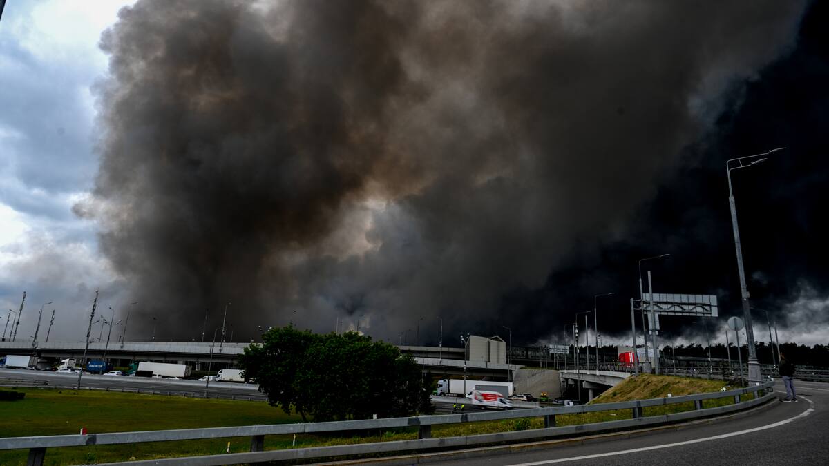 Ucrania incendió refinería y perturba aeropuertos en su mayor ataque a Moscú en dos años
