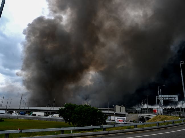 Humo negro esparciéndose por el cielo, alrededor de una refinería destruída en Moscú, Rusia, debido a ataques ucranianos el 18 de junio de 2026 (Cortesía: Sefa Karacan/Anadolu via Getty Images)