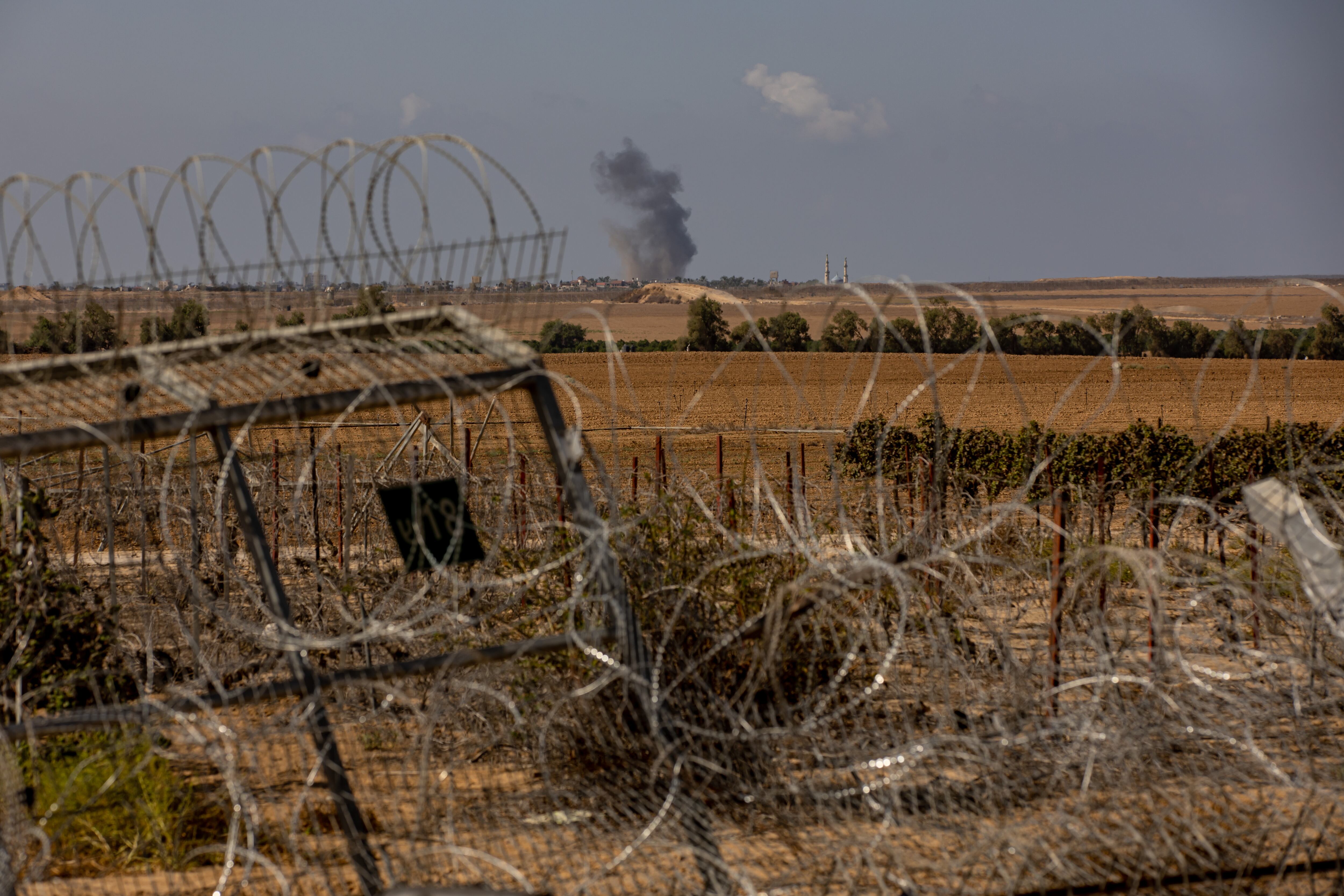 Nir Oz (Israel), 19/10/2023.- Vista del humo elevándose en el horizonte en el kibutz de Nir Oz, cerca de la frontera con Gaza, este jueves. Más de 3.500 palestinos y 1.400 israelíes han muerto según la autoridad sanitaria palestina y las Fuerzas de Defensa de Israel (FDI) desde que militantes de Hamás lanzaron un ataque contra Israel desde la Franja de Gaza el 7 de octubre. Israel ha advertido a todos los ciudadanos de la Franja de Gaza que se desplacen hacia el sur antes de una invasión prevista. (Kibutz) EFE/EPA/MARTIN DIVISEK