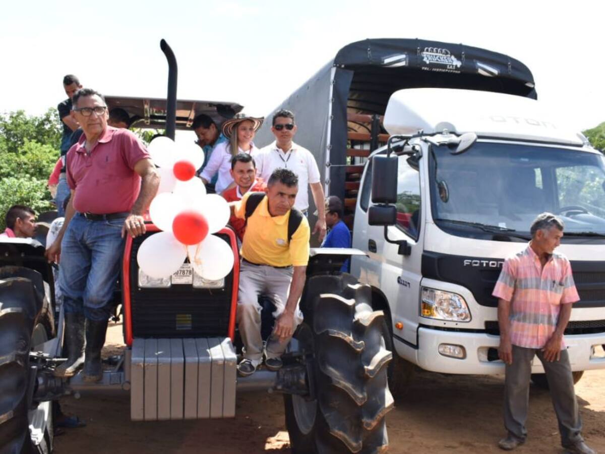 Entregan maquinaria agrícola a campesinos víctimas