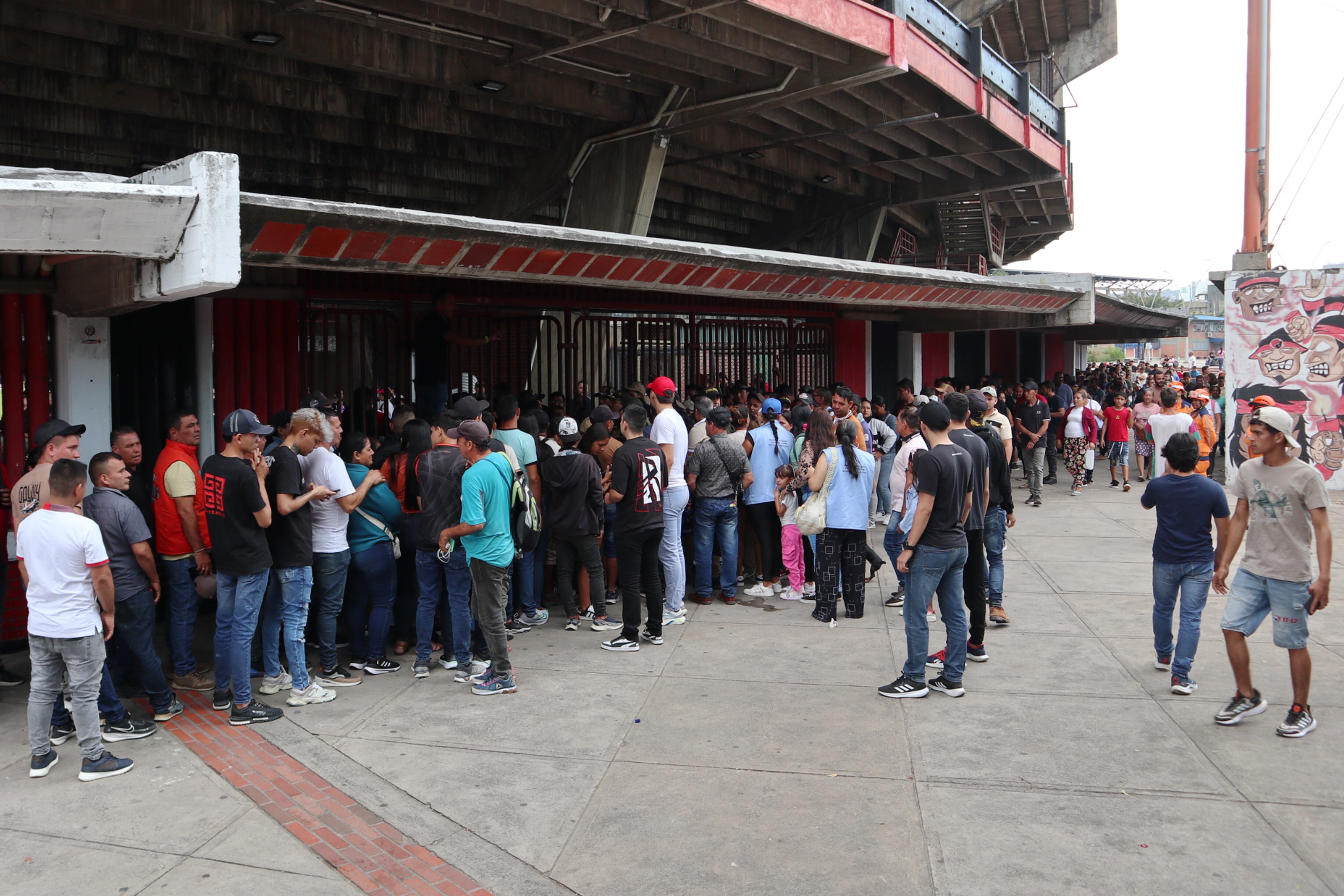Personas desplazadas por la violencia en la región del Catatumbo llegan al estadio General Santander en busca de ayuda. EFE/ Mario Caicedo