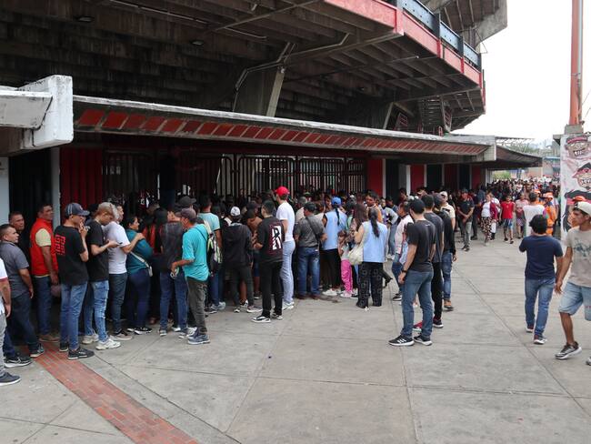 Personas desplazadas por la violencia en la región del Catatumbo llegan al estadio General Santander en busca de ayuda. EFE/ Mario Caicedo