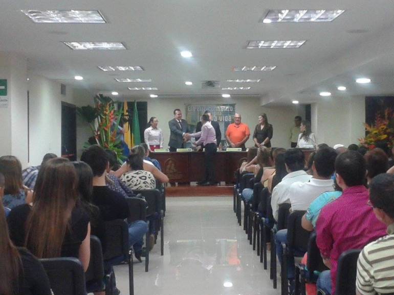 El director ejecutivo de Comfenalco, Julián Salazar entregó las cartas de asignación de subsidio de vivienda.