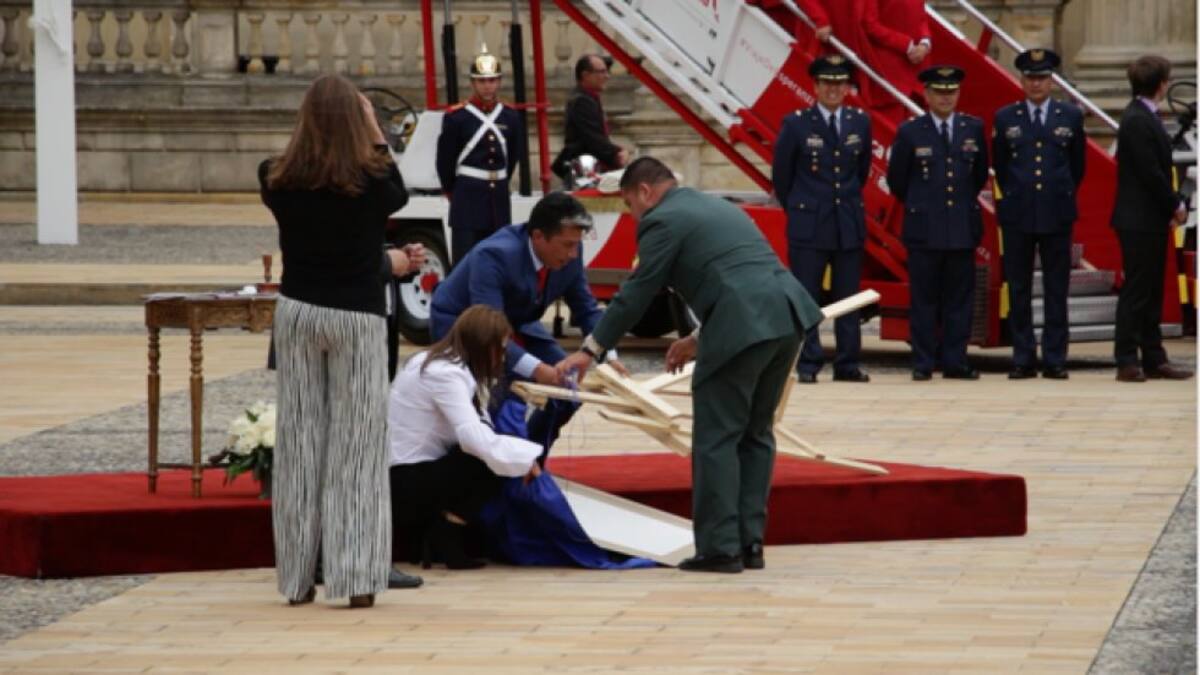 Además se presentó la tripulación de Avianca que acompañará al sumo pontífice con 38 oficiales entre pilotos, técnicos de cabina e ingenieros de mantenimiento y de seguridad, al igual que 30 profesionales de reserva con otros pilotos y personal técnico.