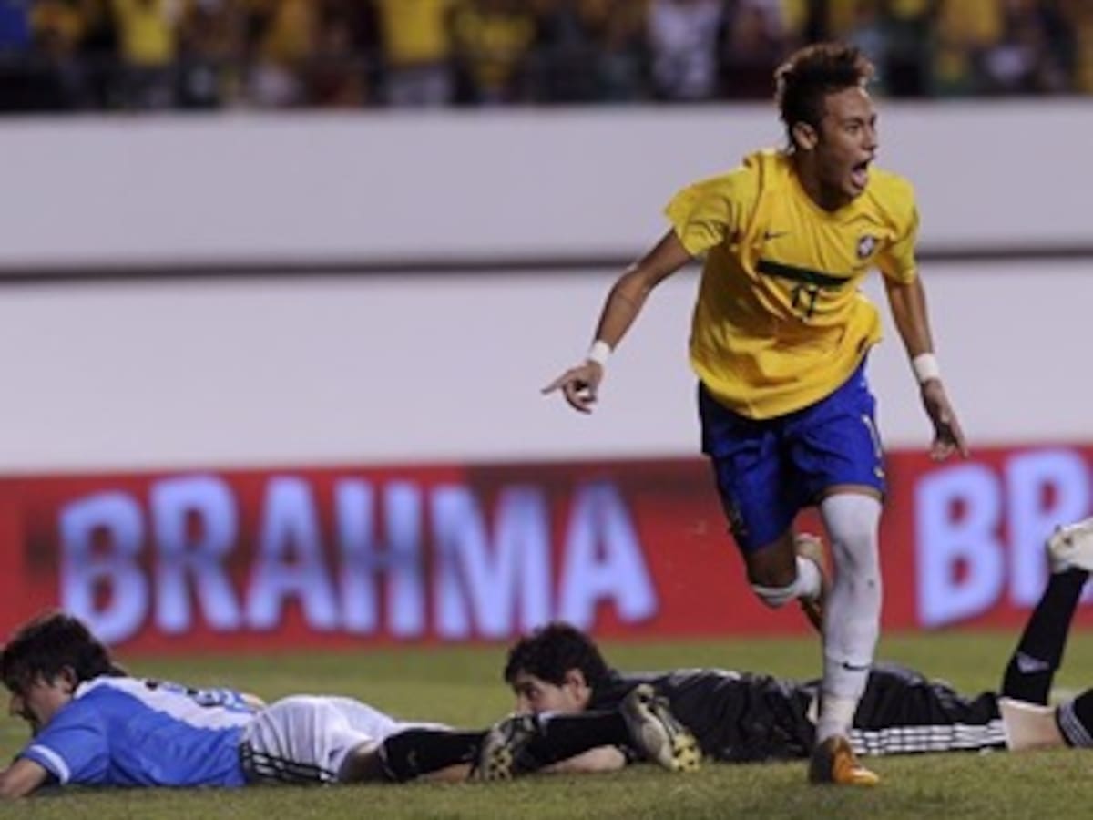 Brasil gana el ''Superclásico'' con sus jóvenes figuras Neymar y Lucas