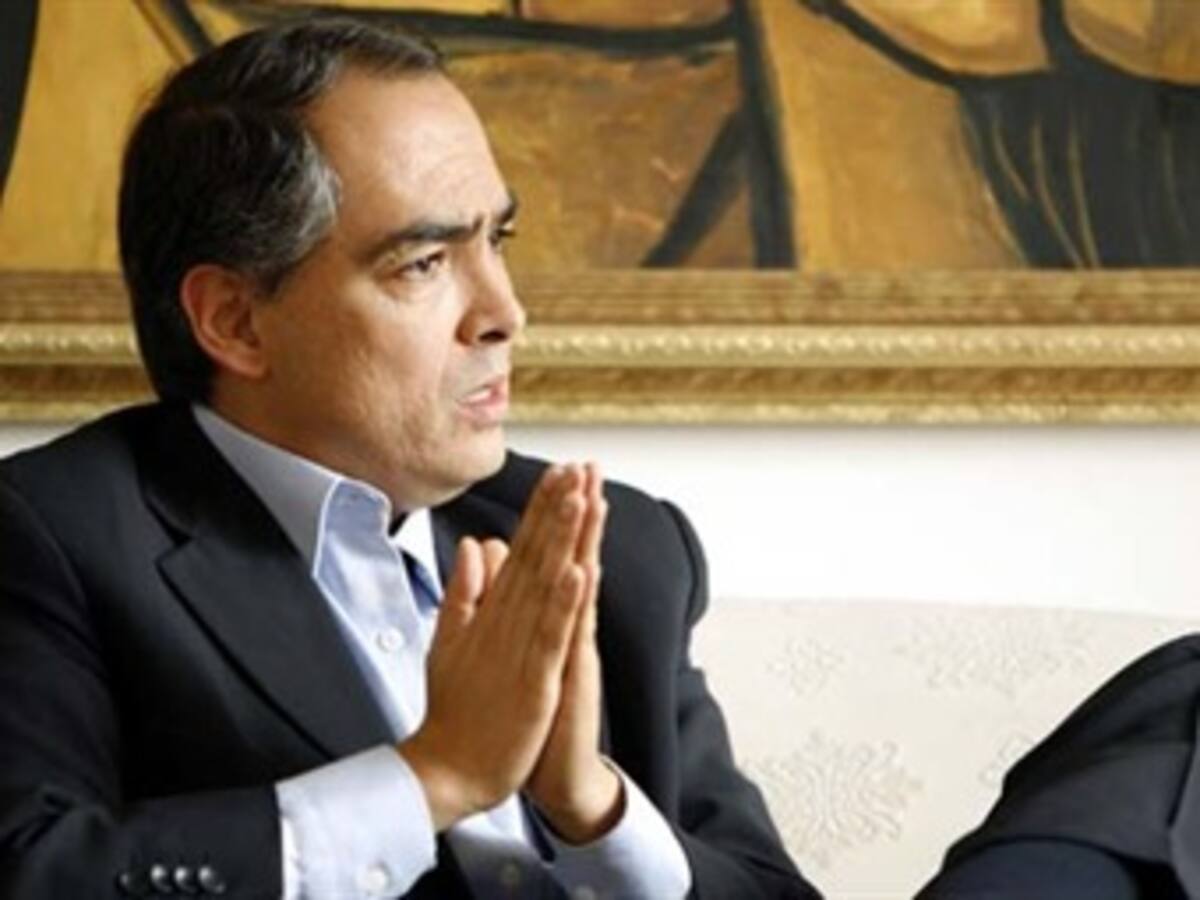 El ministro de Defensa cierra posibilidad de diálogo con las Farc tras ataque a Policías.