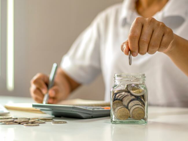 Hombre ahorrando, imagen de referencia.