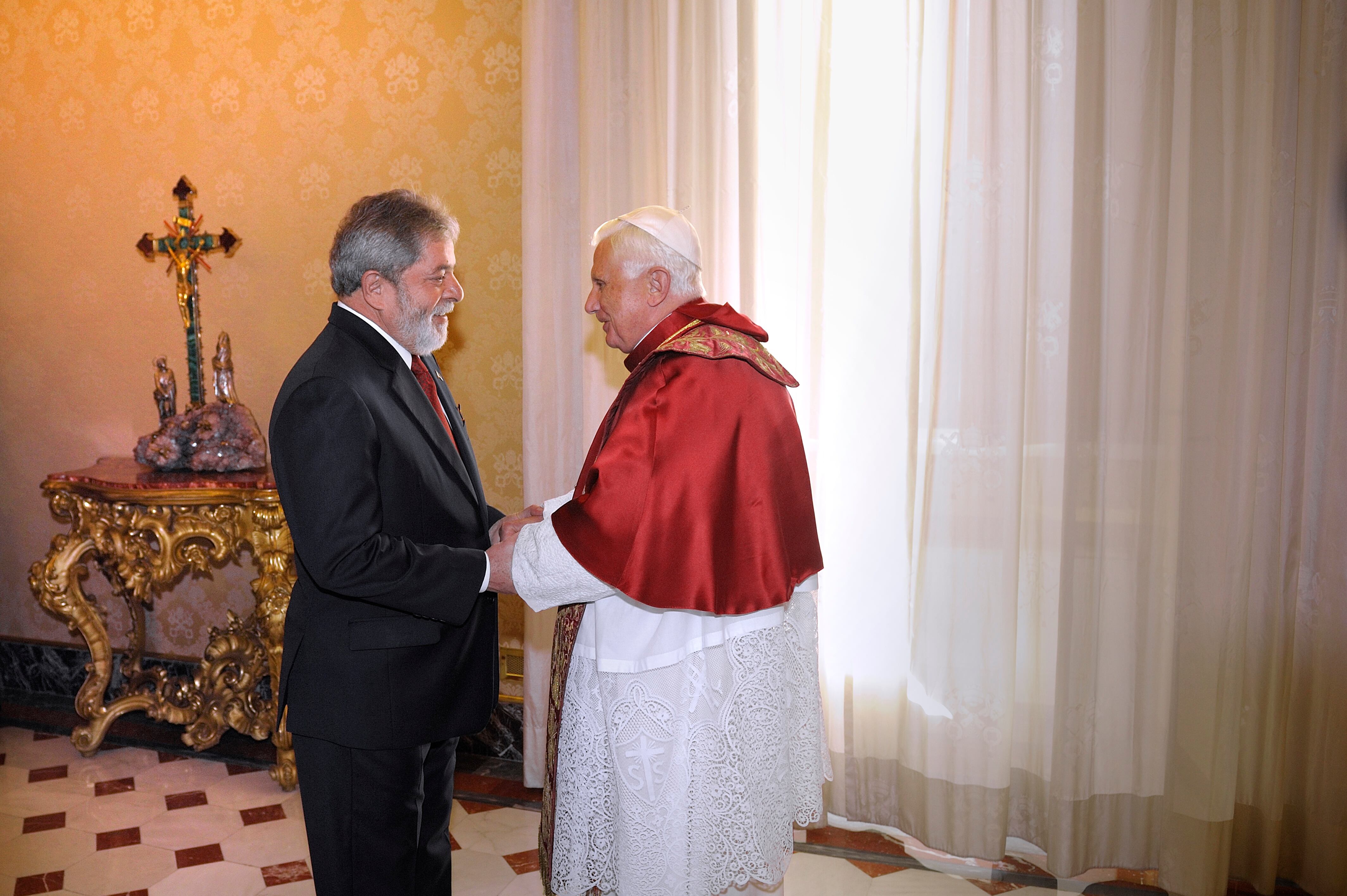 Pope Benedict XVI meets Brazilian President Luiz Inacio Lula da Silva. Vatican City (Vatican) November 13th, 2008 (Photo by Stefano Spaziani/Archivio Spaziani/Mondadori Portfolio via Getty Images)