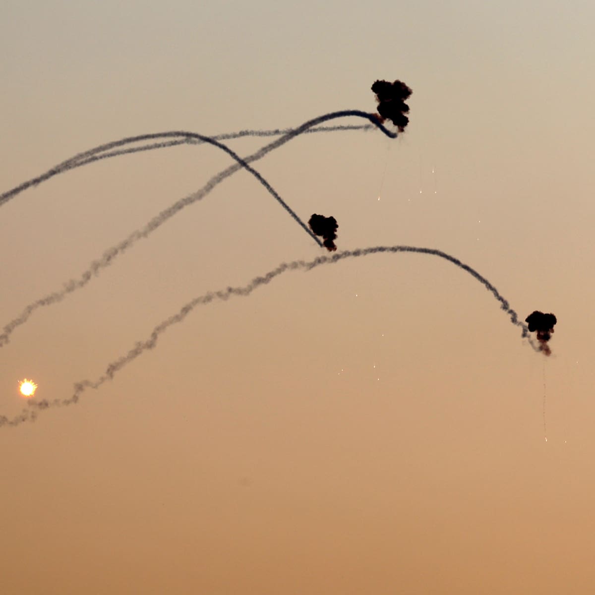 Fragmentos de misil iraní derribado desatan un gran incendio en una planta química del sur de Israel
