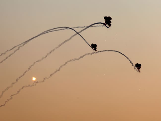-FOTODELDÍA- Kirat Shomna (Israel), 16/07/2024.- El sistema de defensa aérea israelí Cúpula de Hierro intercepta un misil disparado desde el sur del Líbano sobre Kirat Shomna, en la Alta Galilea, el 16 de julio de 2024. El portavoz del ejército israelí informó que se lanzaron numerosos proyectiles hacia zonas del norte de Israel. EFE/ATEF SAFADI