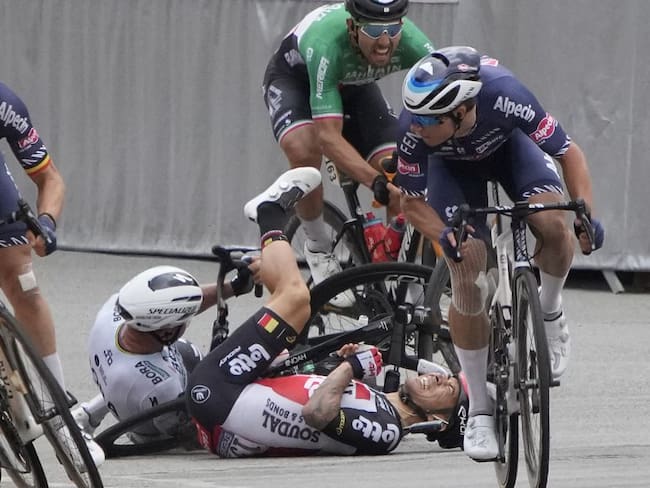 Peter Sagan y Caleb Ewan sufren fuerte caída en Etapa 3 del Tour de Francia