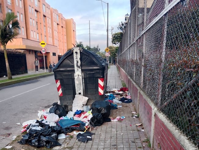 Habitantes de Engativá denuncian que contenedores de basuras invaden espacio público