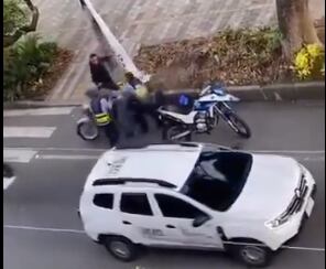 Riña entre agentes de tránsito y motociclista en Envigado. Suministrado.