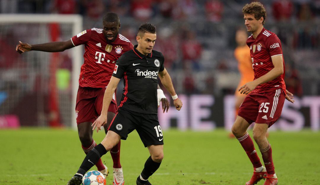 Rafael Santos Borré disputó su primer partido en el Allianz Arena ante el Bayern Múnich.