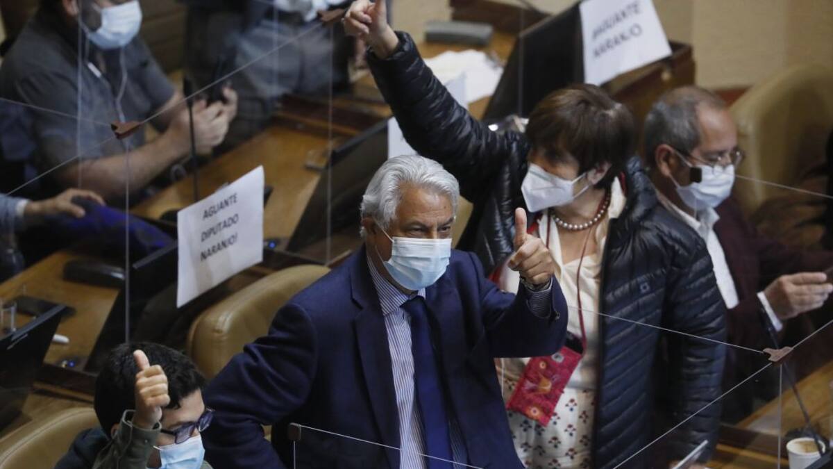 Diputado habló por horas para aprobación de juicio político contra Piñera