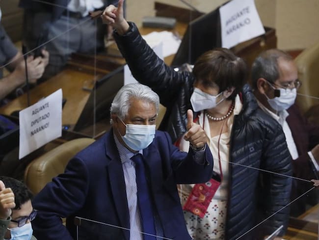 Diputado habló por horas para aprobación de juicio político contra Piñera