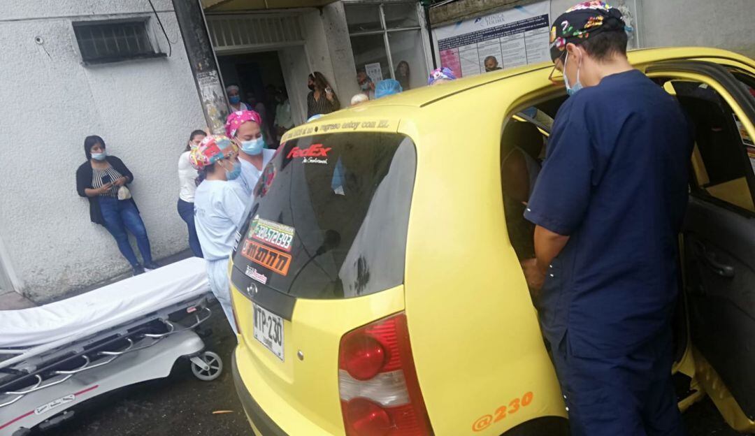 Atienden parto en un taxi 
