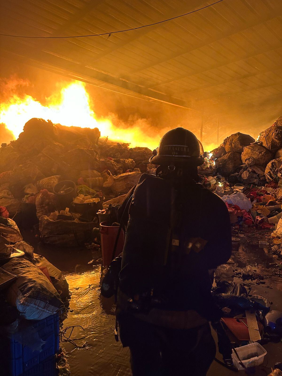 llegaron 16 bomberos y cuatro unidades especializadas.  Foto Alcaldía Neiva.