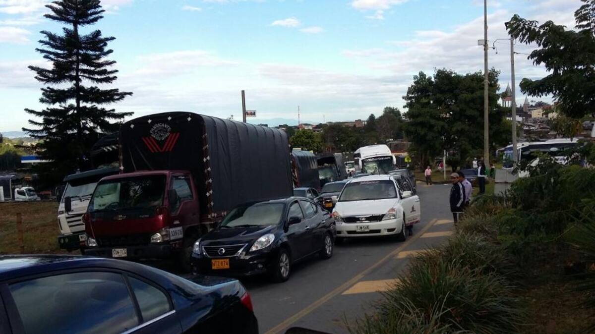 La carretera fue cerrada desde antes de la media noche del lunes, por un deslave.
