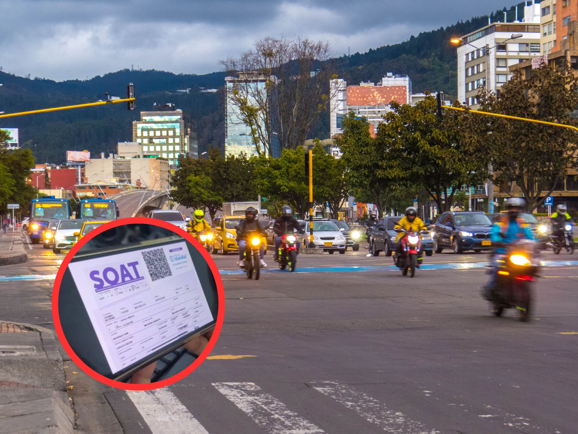 Motos y carros en Bogotá, encima imagen referencia SOAT (GettyImages / Colprensa)