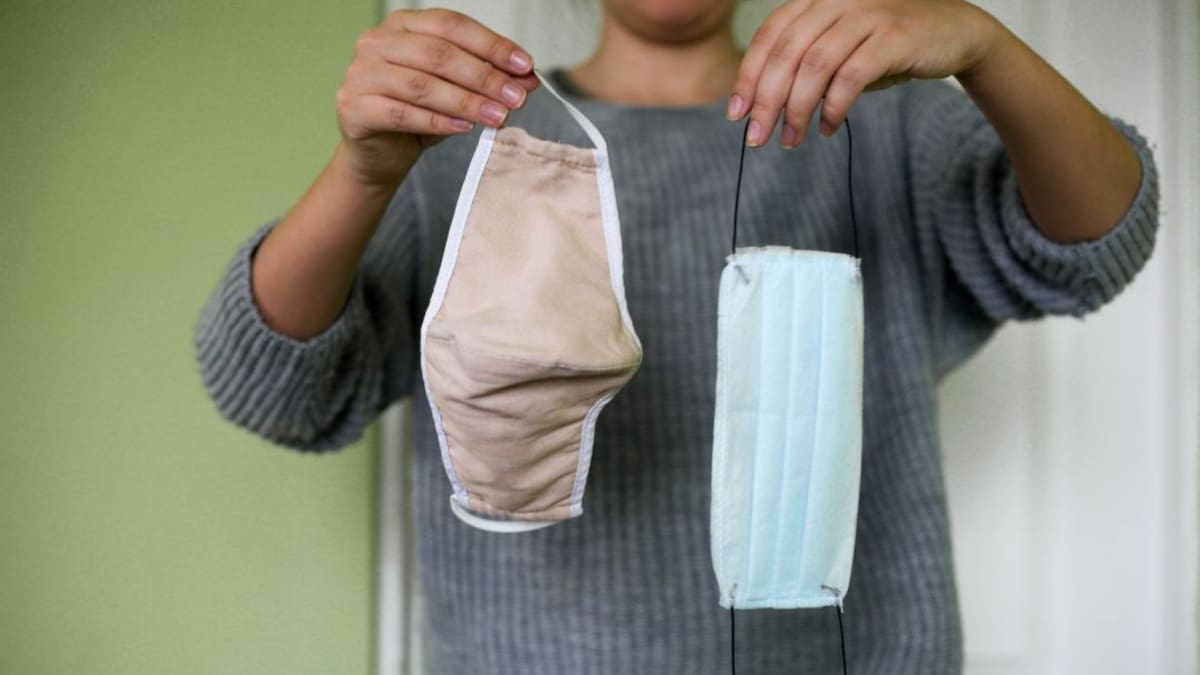 El uso de dos tapabocas ayudaría a tener mejor protección del COVID