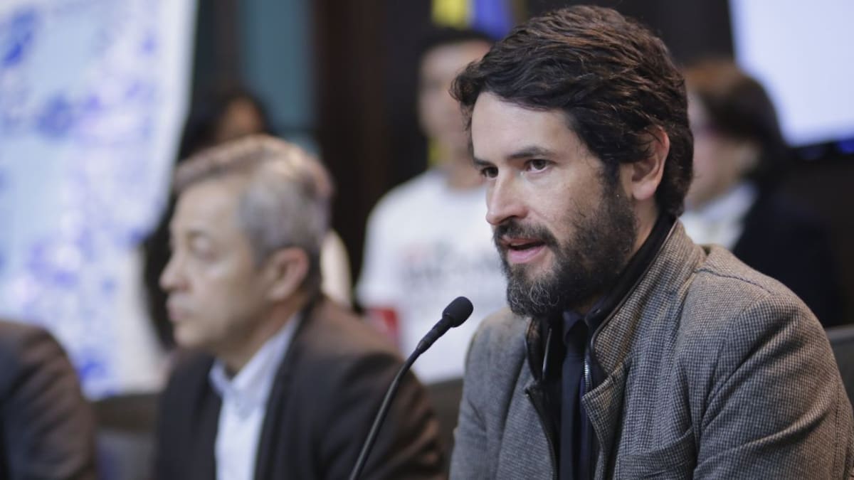 Procuraduría pide mantener investidura de Juan Carlos Lozada, pese a que faltó 19 veces a plenaria