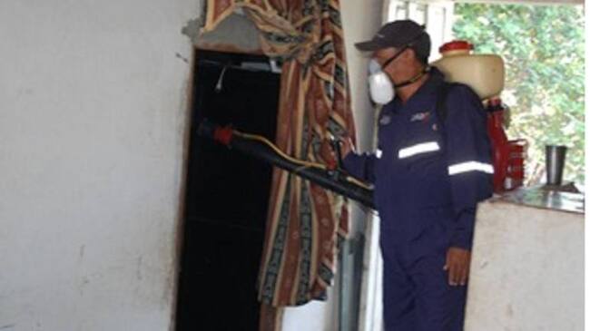 Autoridades de salud alertan para evitar almacenar agua limpia, criadero del vector.