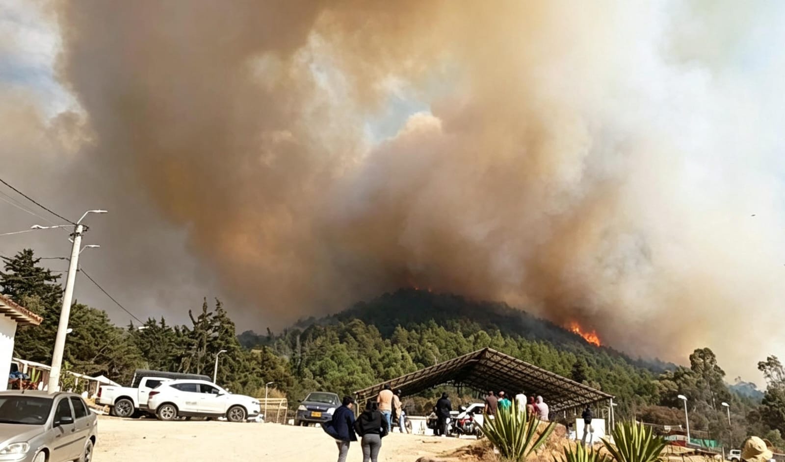 Más de 250 personas atienden incendio forestal en Villa de Leyva. Foto: suministrada.