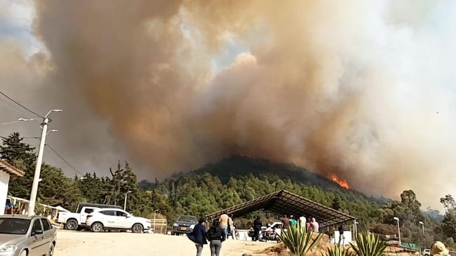 Más de 250 personas atienden incendio forestal en Villa de Leyva. Foto: suministrada.
