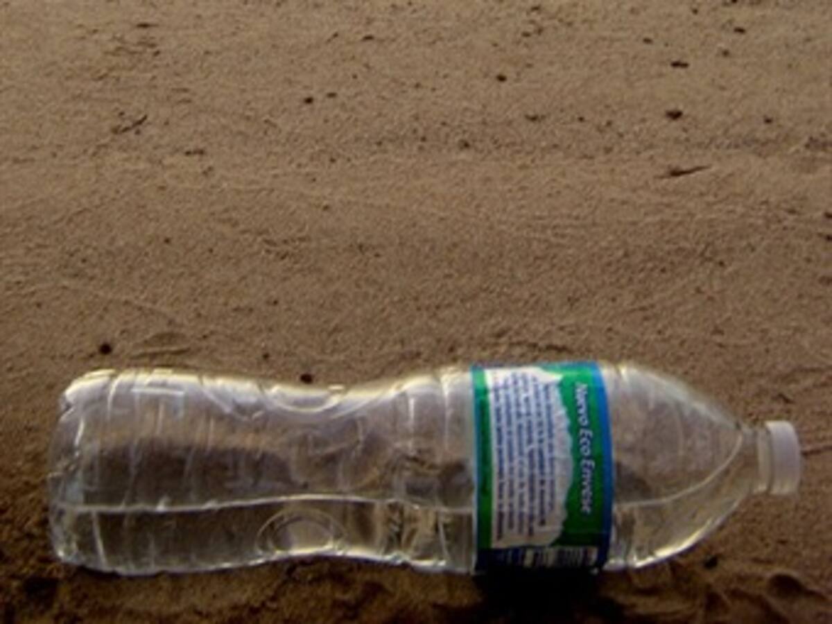 Una simple botella de plástico ilumina los hogares más pobres de Filipinas