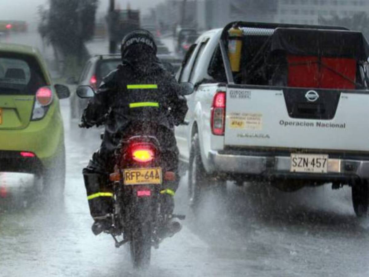 Precaución al conducir e ir despacio porque las vías están muy mojadas