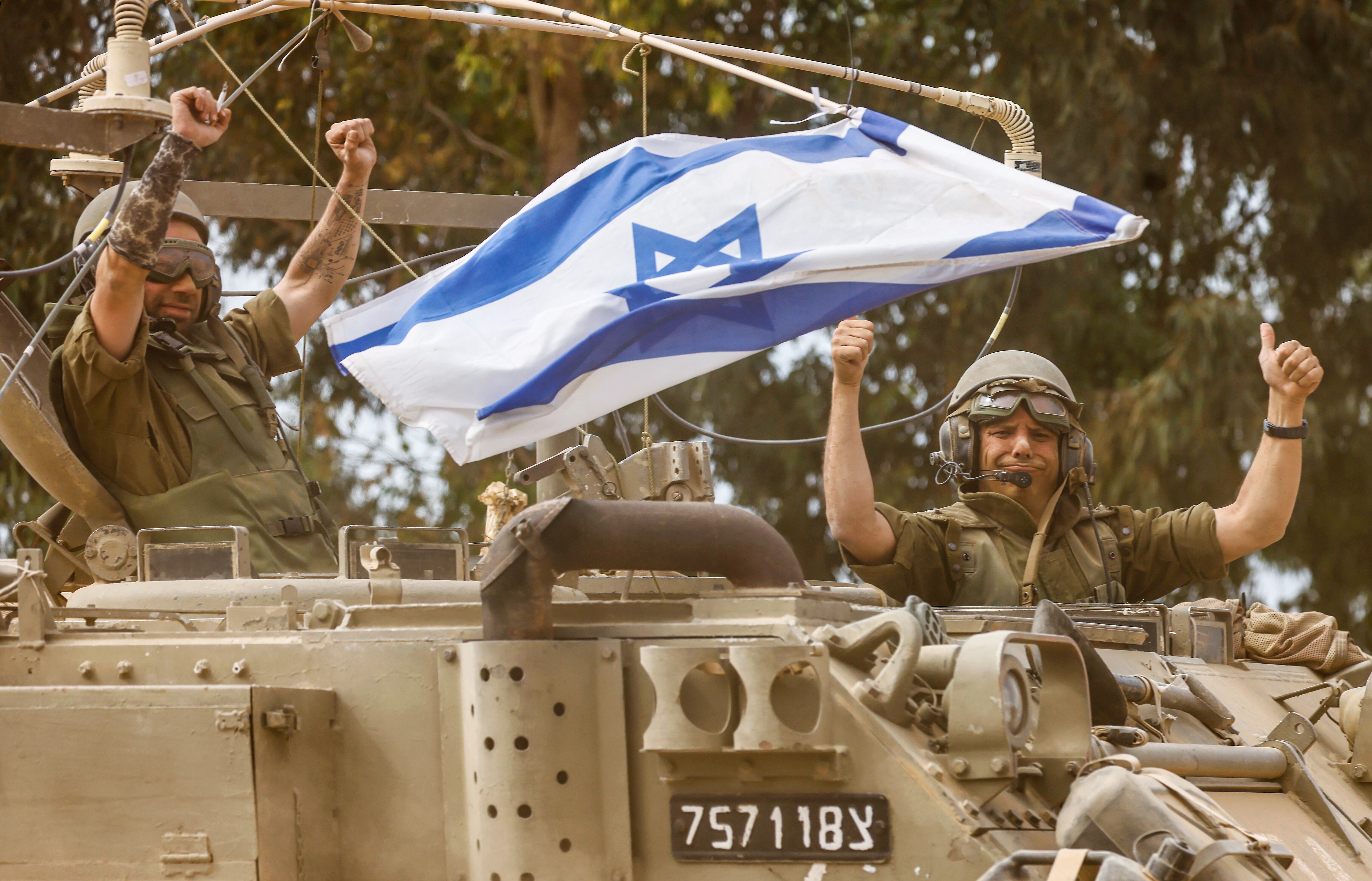 -FOTODELDÍA- FRONTERA ISRAEL-GAZA, 17/10/2023.- Las tropas israelíes en vehículos blindados de transporte de personal patrullan a lo largo de la frontera entre Israel y Gaza este martes, tras advertir a todos los ciudadanos de la Franja que se desplacen hacia el sur antes de una invasión prevista. EFE/ Hannibal Hanschke