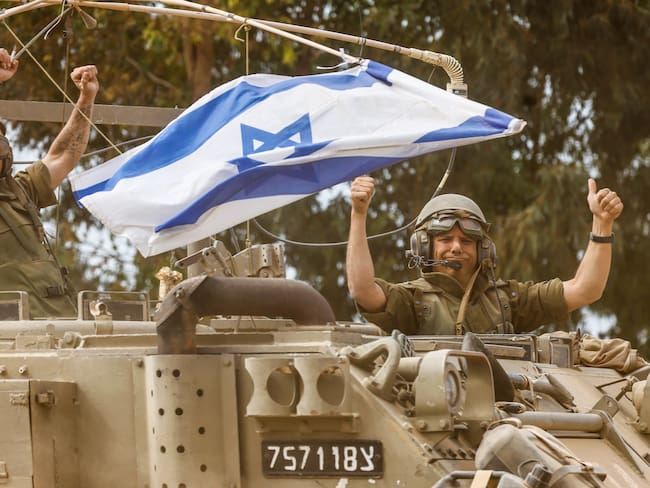 -FOTODELDÍA- FRONTERA ISRAEL-GAZA, 17/10/2023.- Las tropas israelíes en vehículos blindados de transporte de personal patrullan a lo largo de la frontera entre Israel y Gaza este martes, tras advertir a todos los ciudadanos de la Franja que se desplacen hacia el sur antes de una invasión prevista. EFE/ Hannibal Hanschke