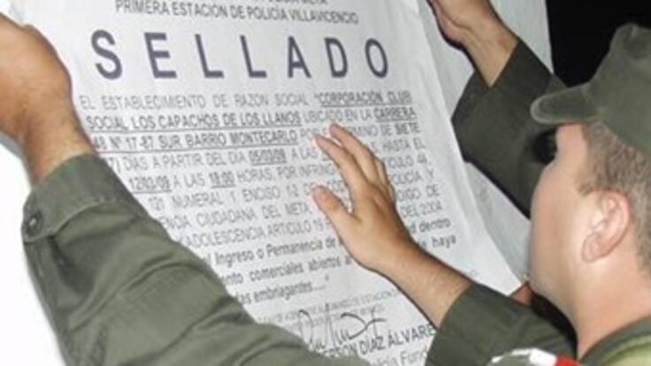 Pillan a dos futbolistas en sitio de rumba sellado por vender licor adulterado