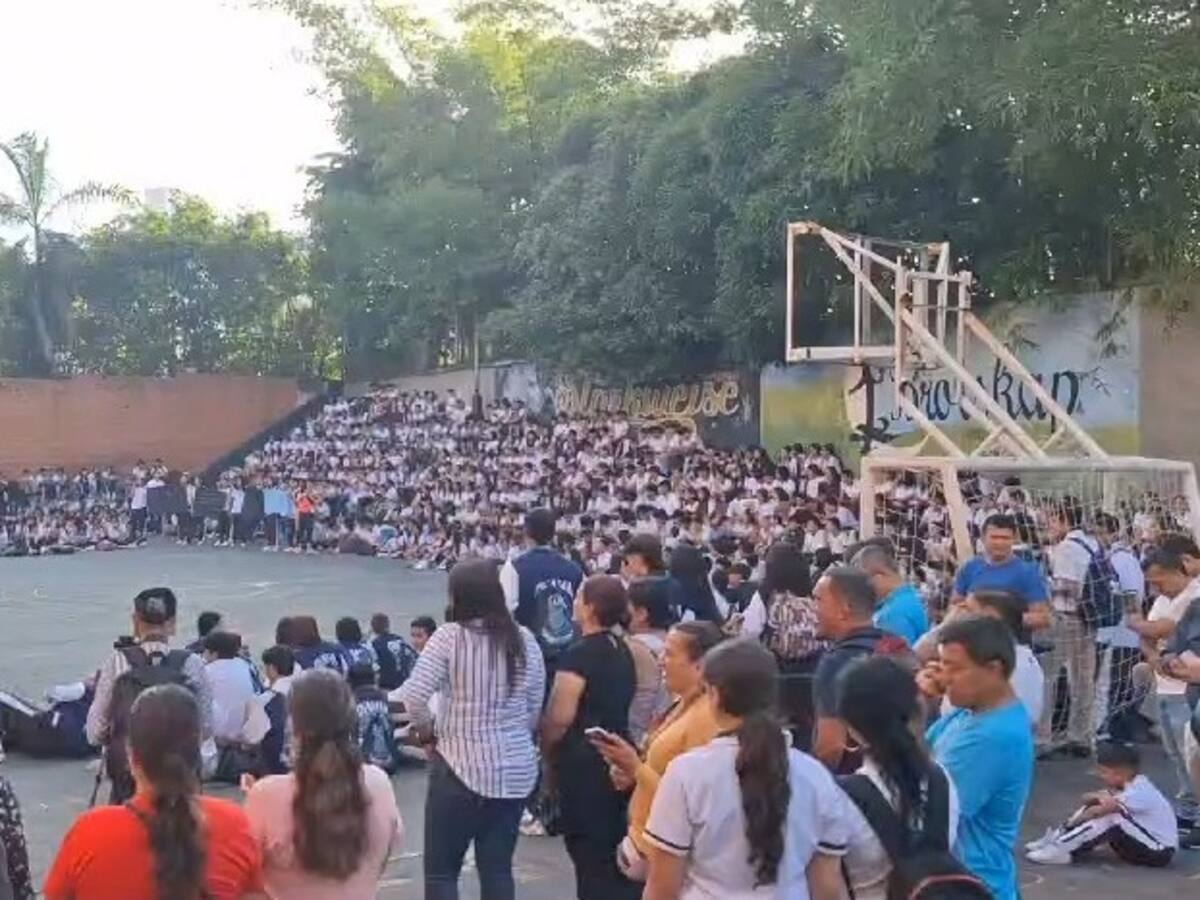 Con plantón, exigen arreglar daños en la Nacional de Comercio