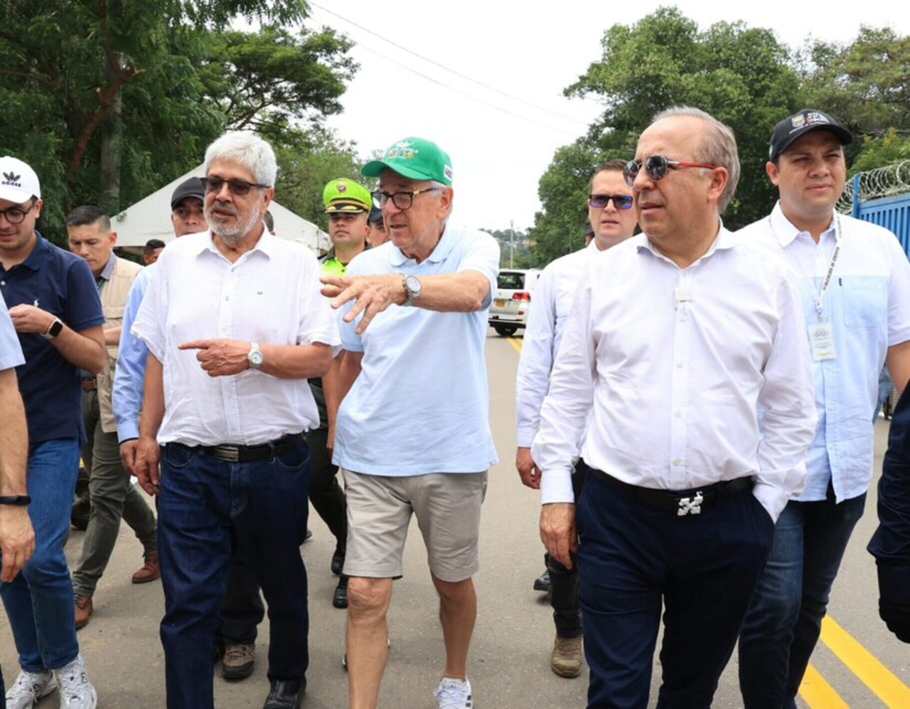 El ministro de Comercio, Industria y Turismo, Germán Umaña, visitó el puente Simón Bolívar, previo a la apertura de la frontera con Venezuela. (Cortesía Mincomercio)