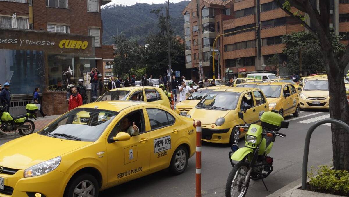 Cerca de 200 taxistas realizan esta protesta causando problemas de movilidad por la carrera séptima.