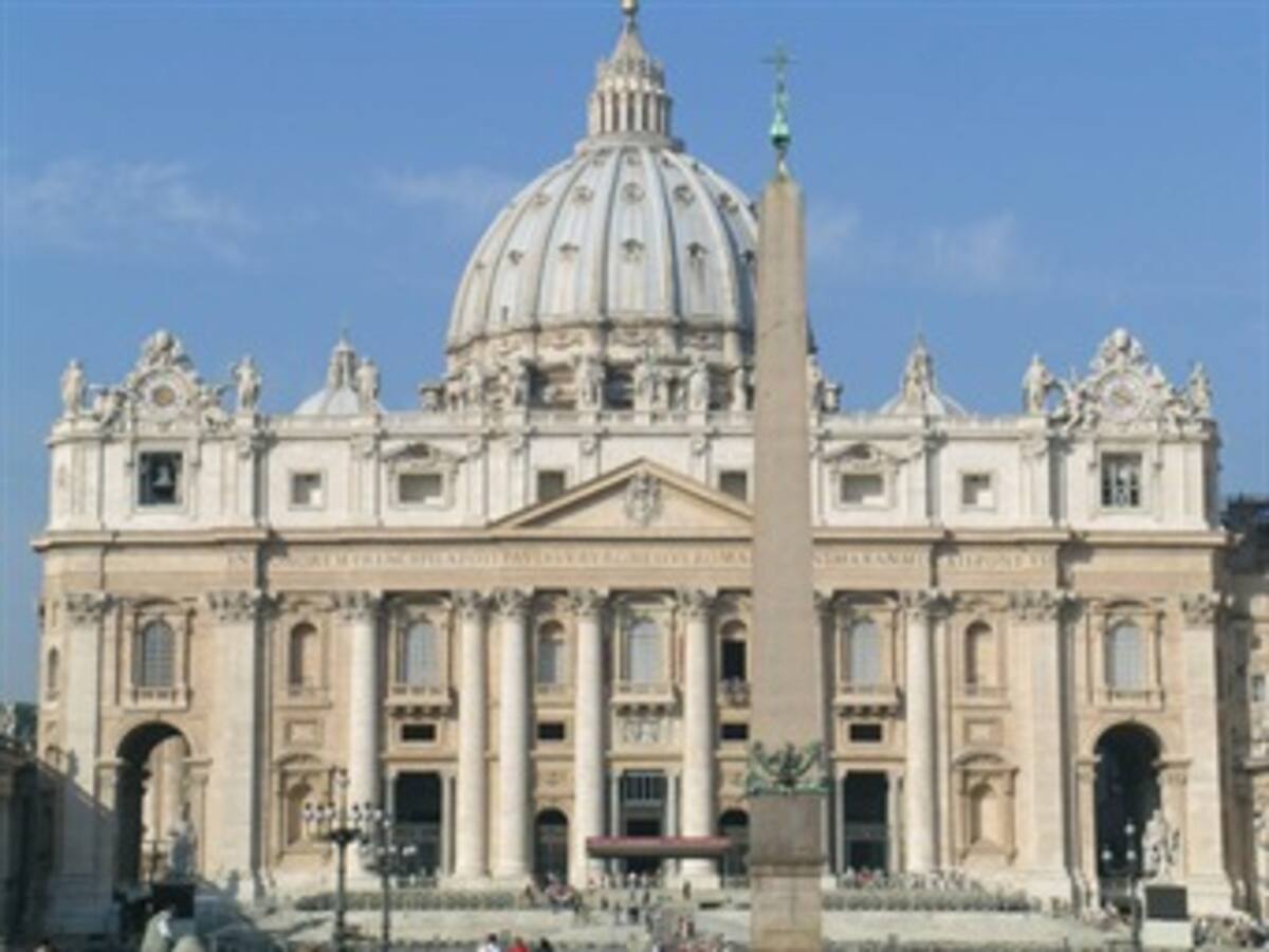 El Vaticano habla sobre declaraciones de Bertone sobre la homosexualidad