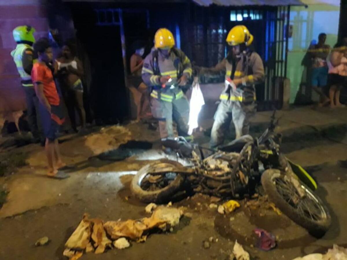 Motocicleta de la Policía fue incinerada al oriente de Cali