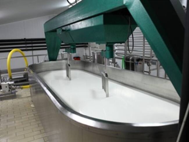 Litro de leche ha bajado hasta $200 por importaciones: Ganaderos del Quindío