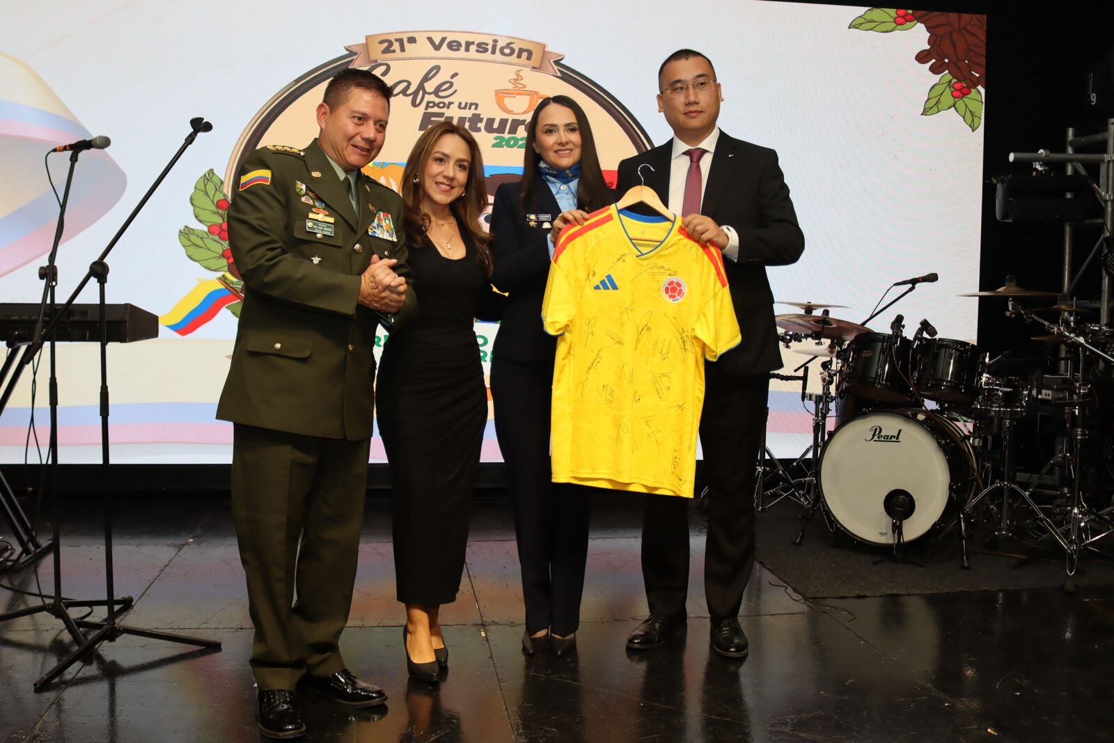 Durante la subasta solidaria de Café por un Futuro 2026, un empresario adquirió por 100 millones de pesos la camiseta oficial de la Selección Colombia, firmada por toda la plantilla. | Foto: Asociación de Obras sociales de la Policía Nacional