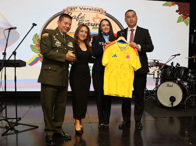 Durante la subasta solidaria de Café por un Futuro 2026, un empresario adquirió por 100 millones de pesos la camiseta oficial de la Selección Colombia, firmada por toda la plantilla. | Foto: Asociación de Obras sociales de la Policía Nacional