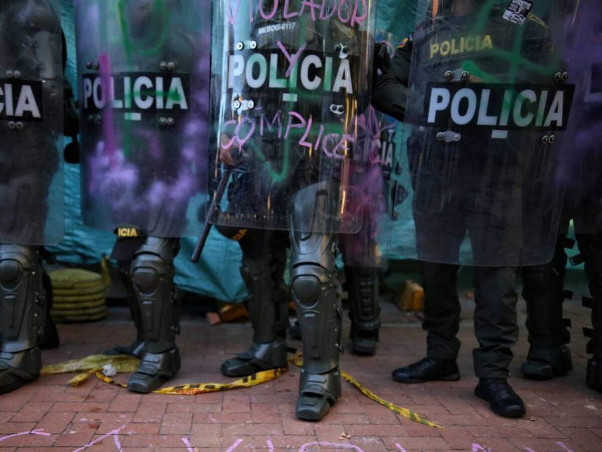 Policías a imputación de cargos por tres homicidios en medio de protestas