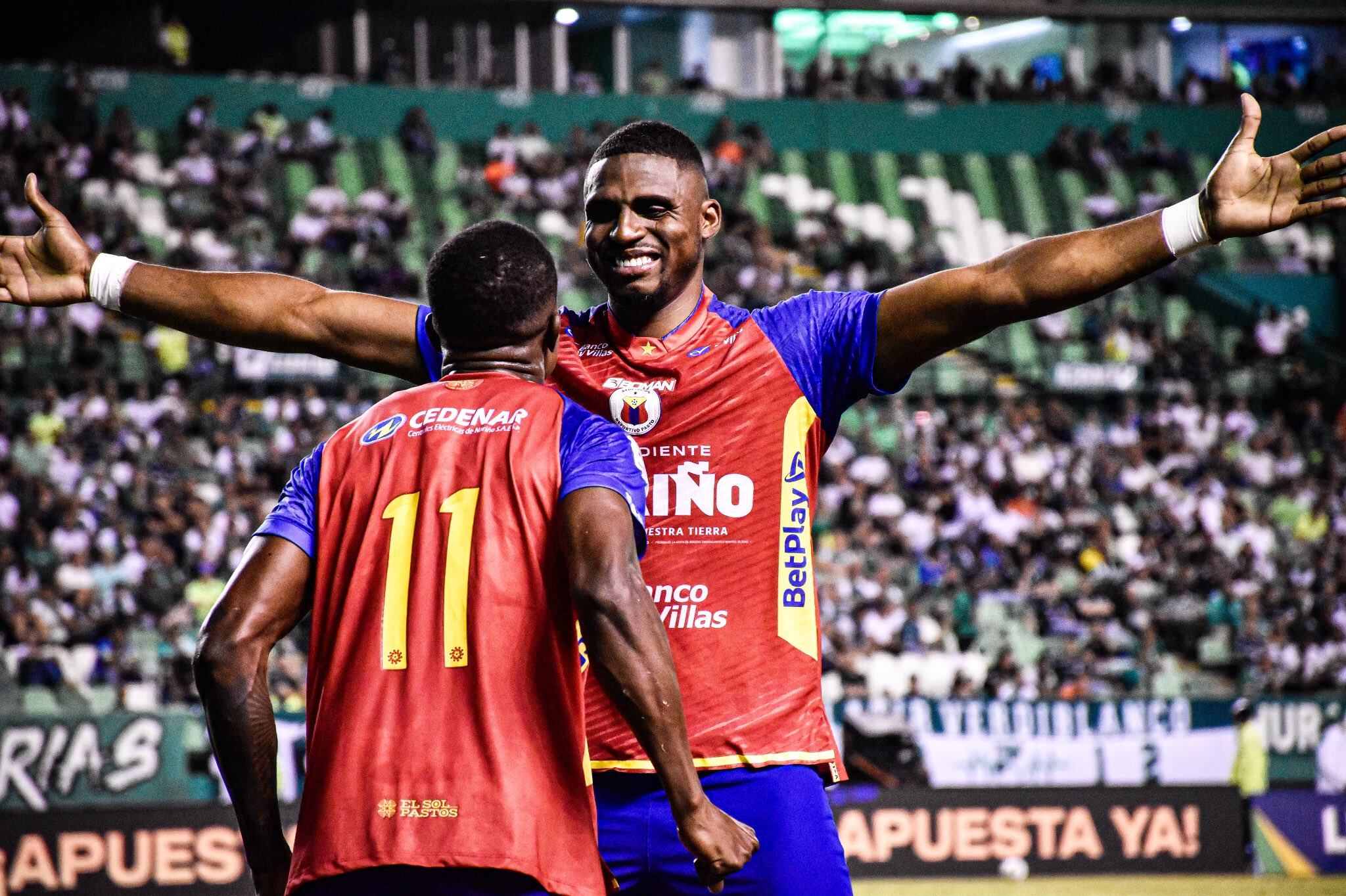 Los jugadores del Deportivo Pasto festejan su primer gol en Cali / Twitter: @DeporPasto.