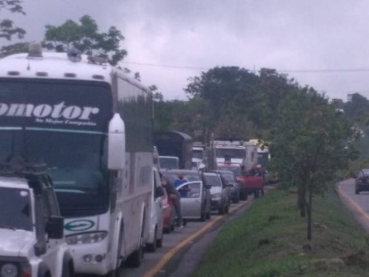 Caos en vía Bogotá - Girardot por deslizamientos