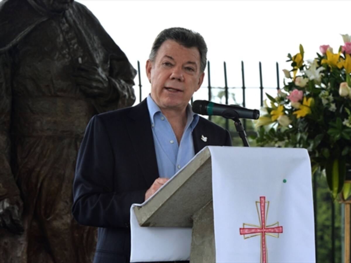 Presidente Santos niega haber ordenado compra de nuevo avión