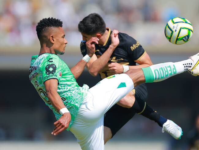 William Tesillo en el duelo ante Pumas en el que se marchó lesionado. (Photo by Hector Vivas/Getty Images)