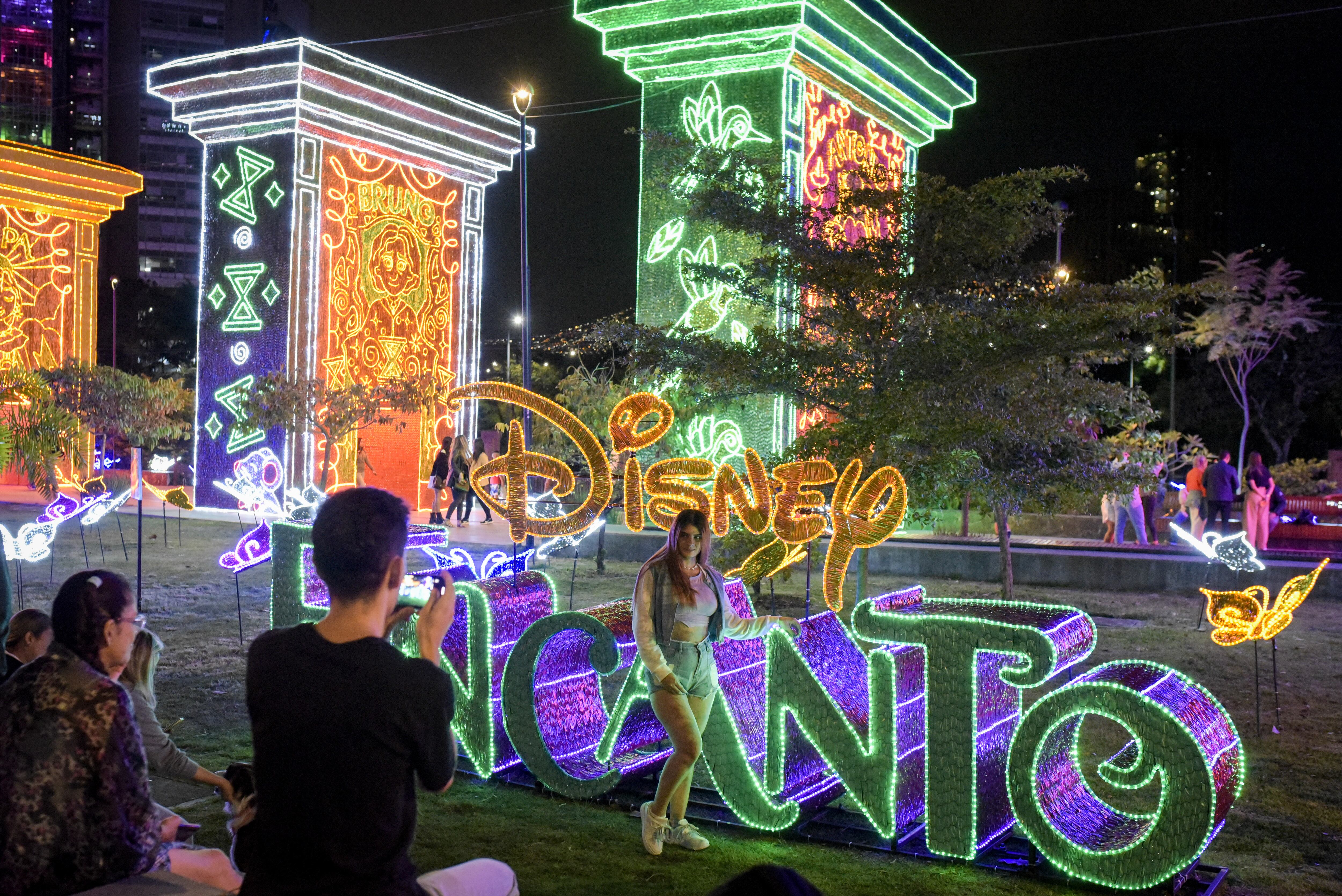 Medellín. 07 de Diciembre de 2022. La empresa de publica de Medellín (EPM) hace lanzamiento de su tradicional alumbrado navideño, esta vez contando con la temática de la película de Disney, Encanto. (Colprensa-Mariano Vimos)