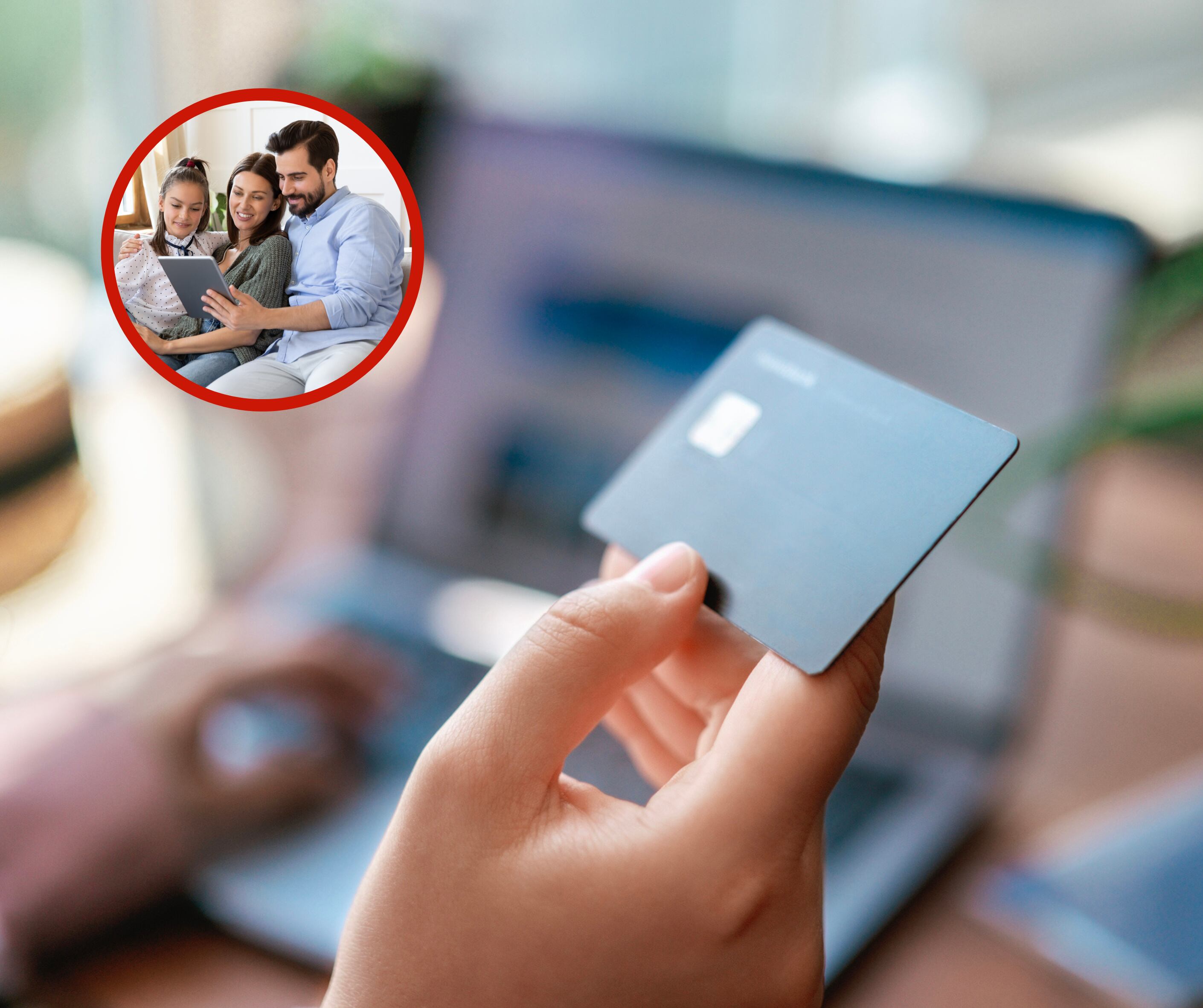 Persona sosteniendo una tarjeta y una familia viendo un aparato electrónico (Fotos vía Getty Images)